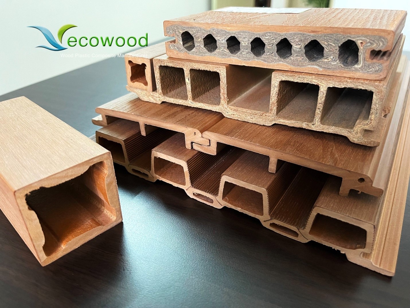 Cốt gỗ và bề mặt tấm ốp 2 lớp chính hãng Ecowood chất lượng cao.